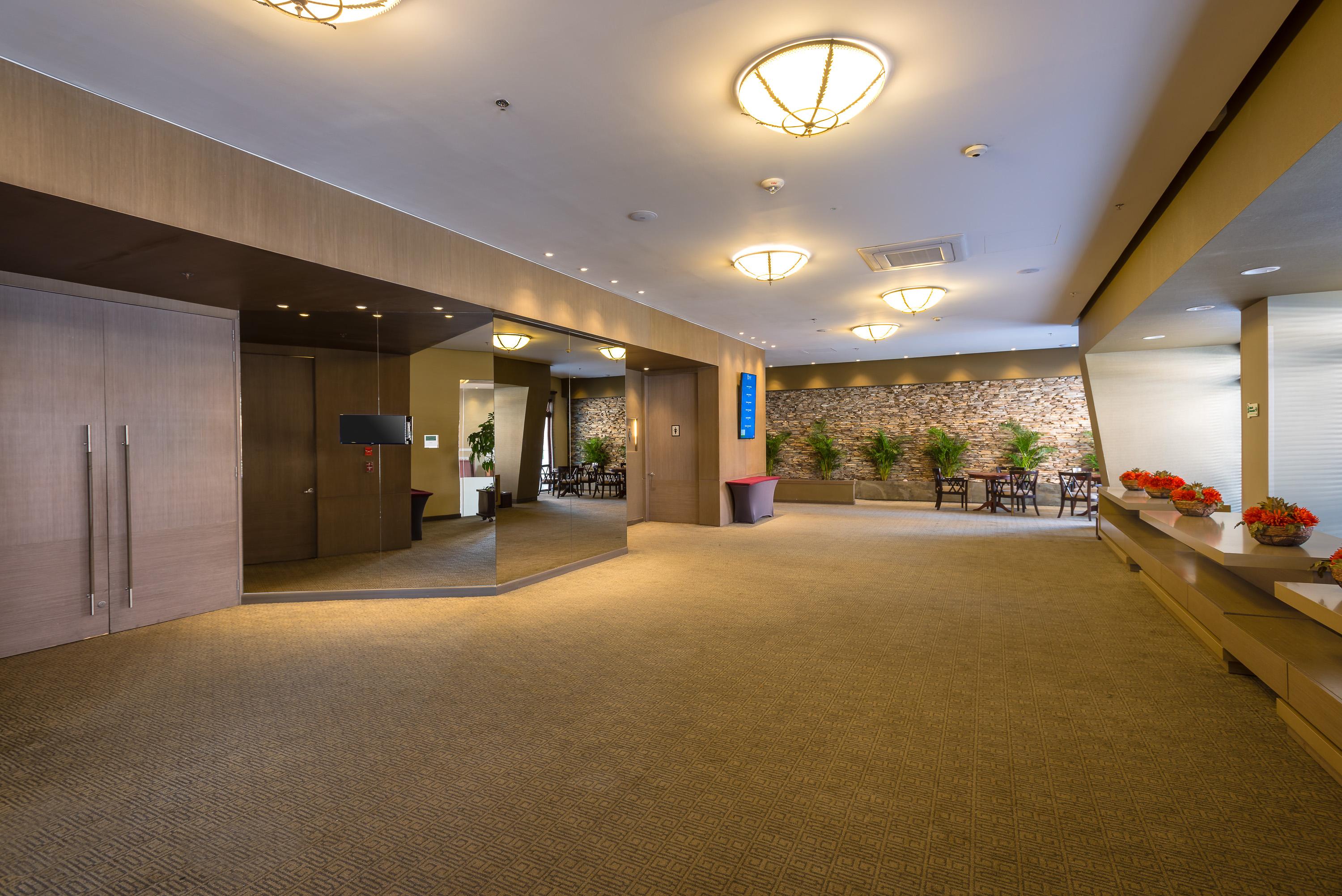 Casa Dann Carlton Hotel & Spa Μπογκοτά Εξωτερικό φωτογραφία The lobby of the 1000-seat theater